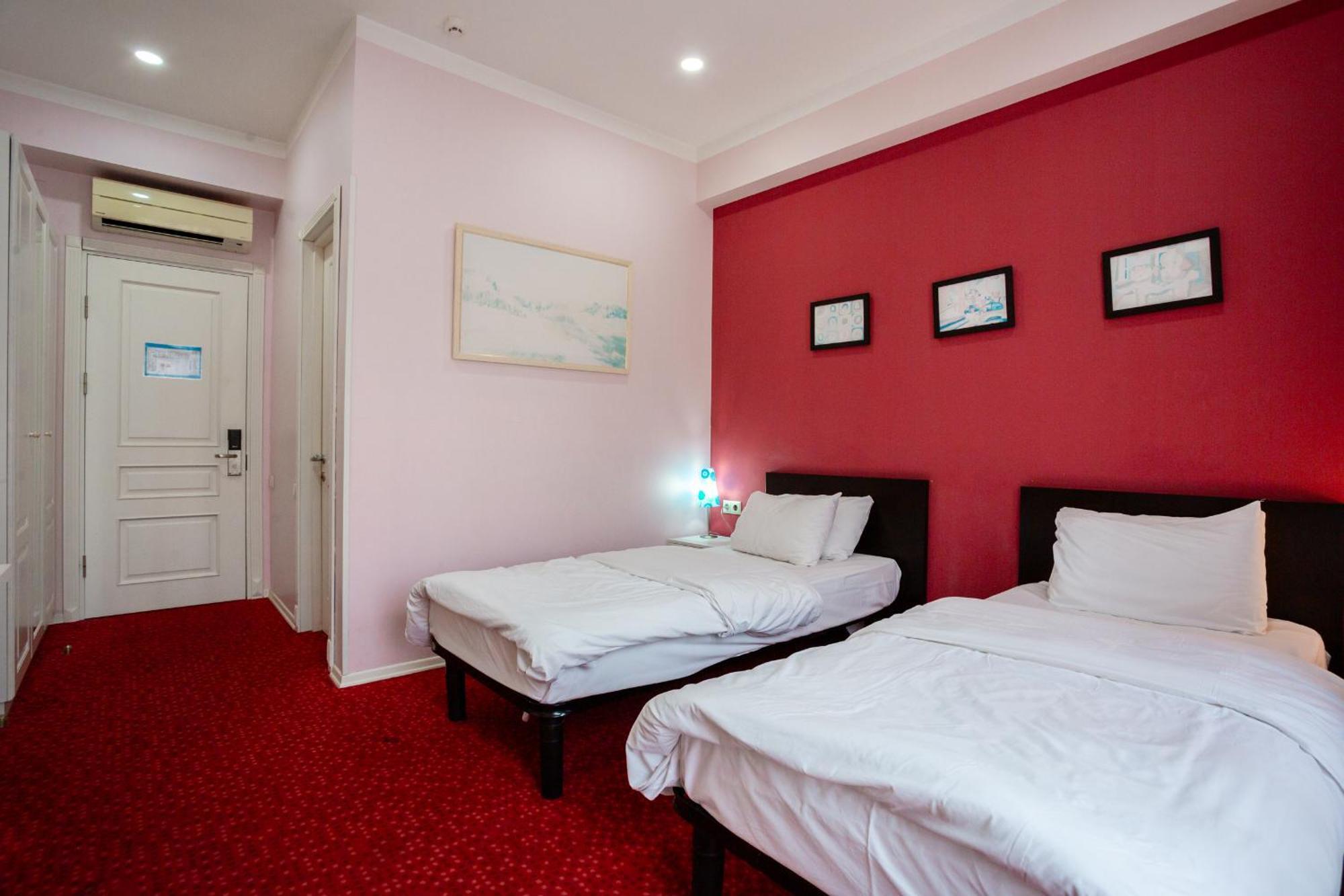 Piazza Four Colours Hotel Batumi Exterior photo