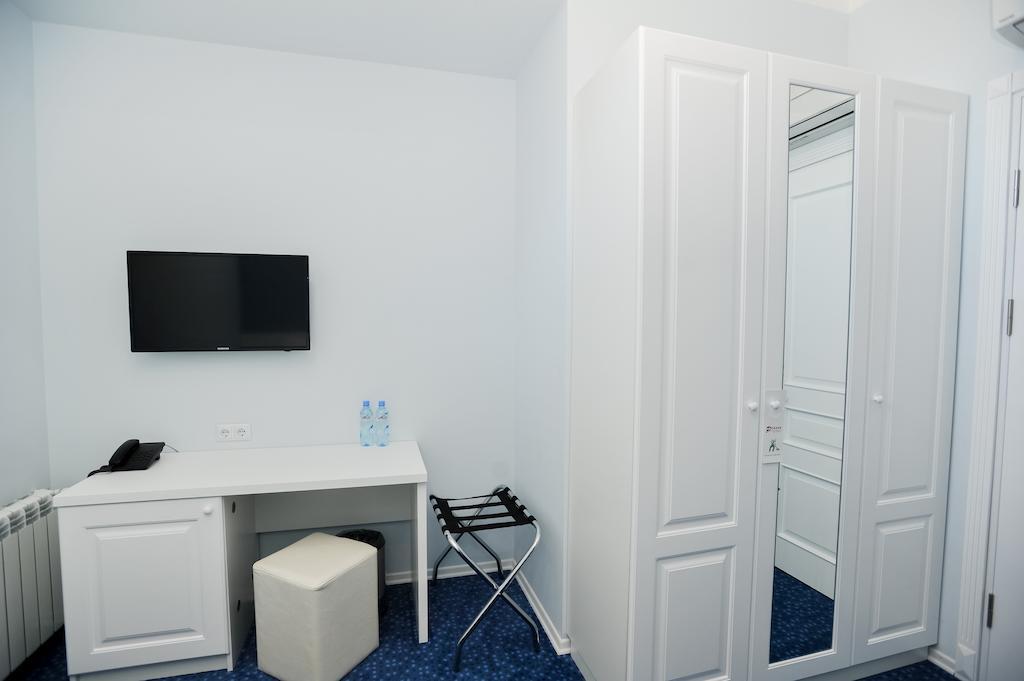Piazza Four Colours Hotel Batumi Room photo