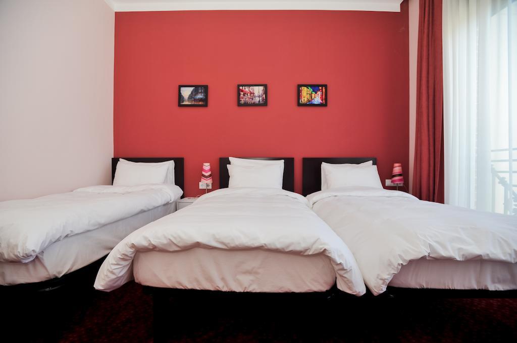 Piazza Four Colours Hotel Batumi Room photo
