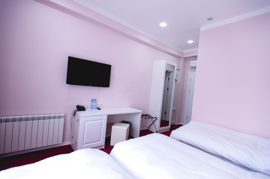 Piazza Four Colours Hotel Batumi Room photo
